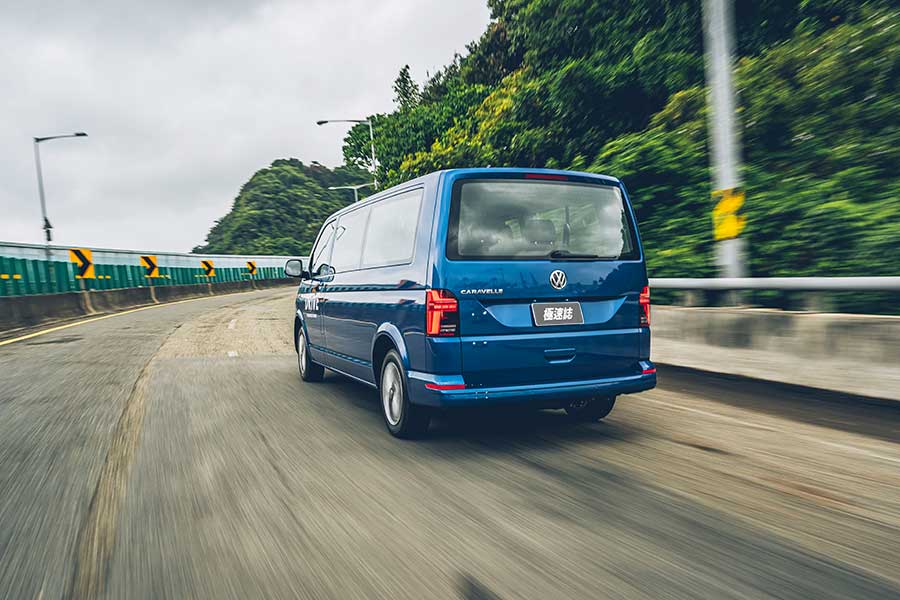 Caravelle不愧是商旅車中的佼佼者，全車均衡的造車工藝足以令人信服，但少了車道偏移一味淡了些。